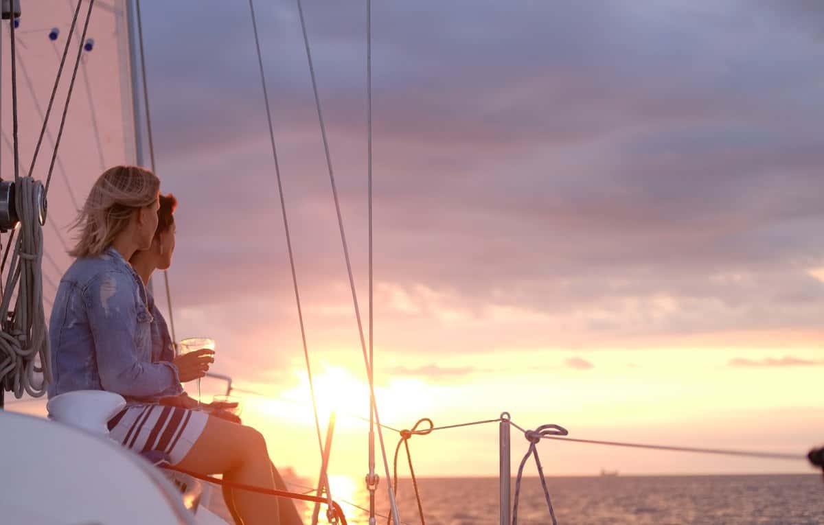 Paseo al atardecer en eco catamarán por Málaga