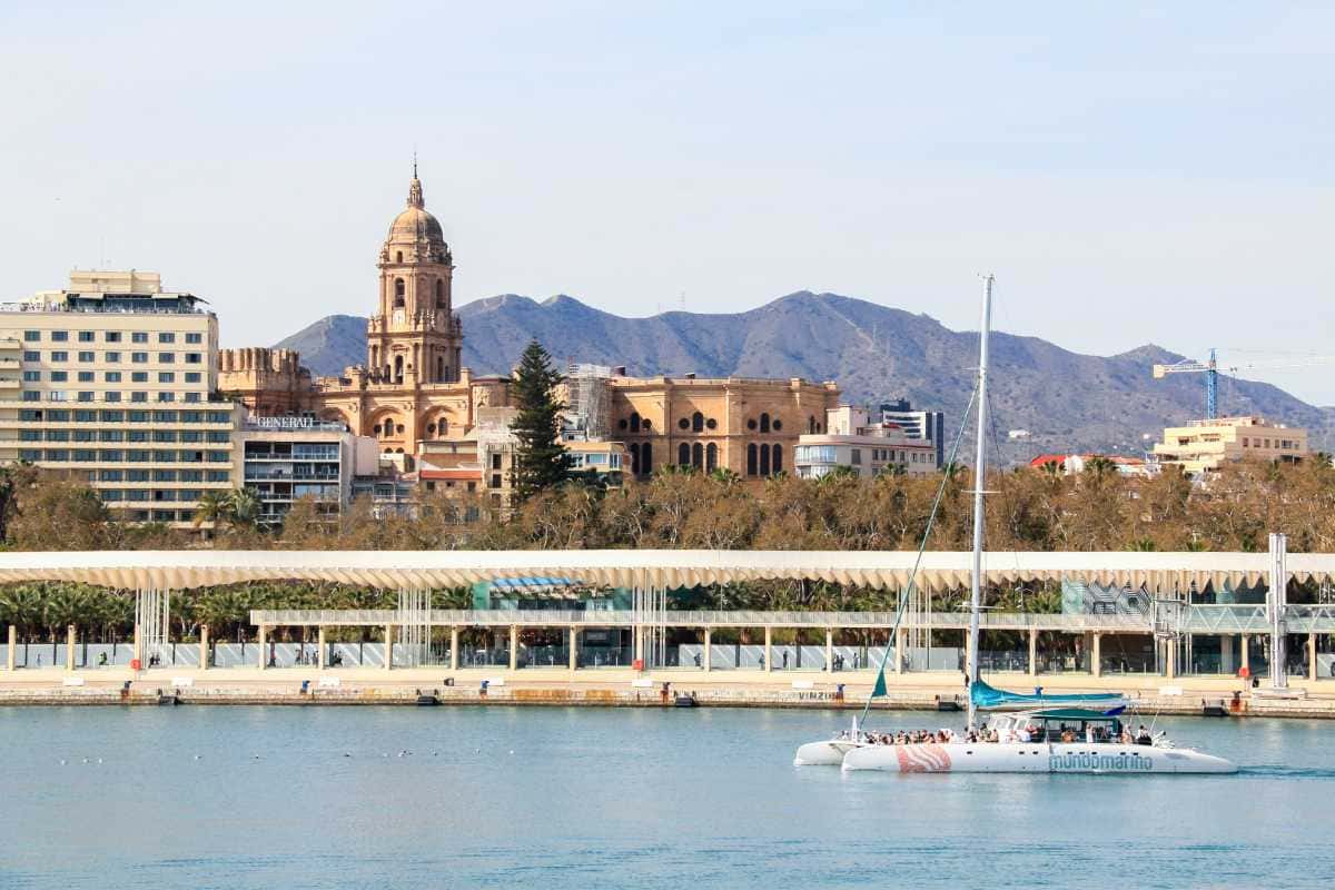 Paseo en eco catamarán desde Málaga