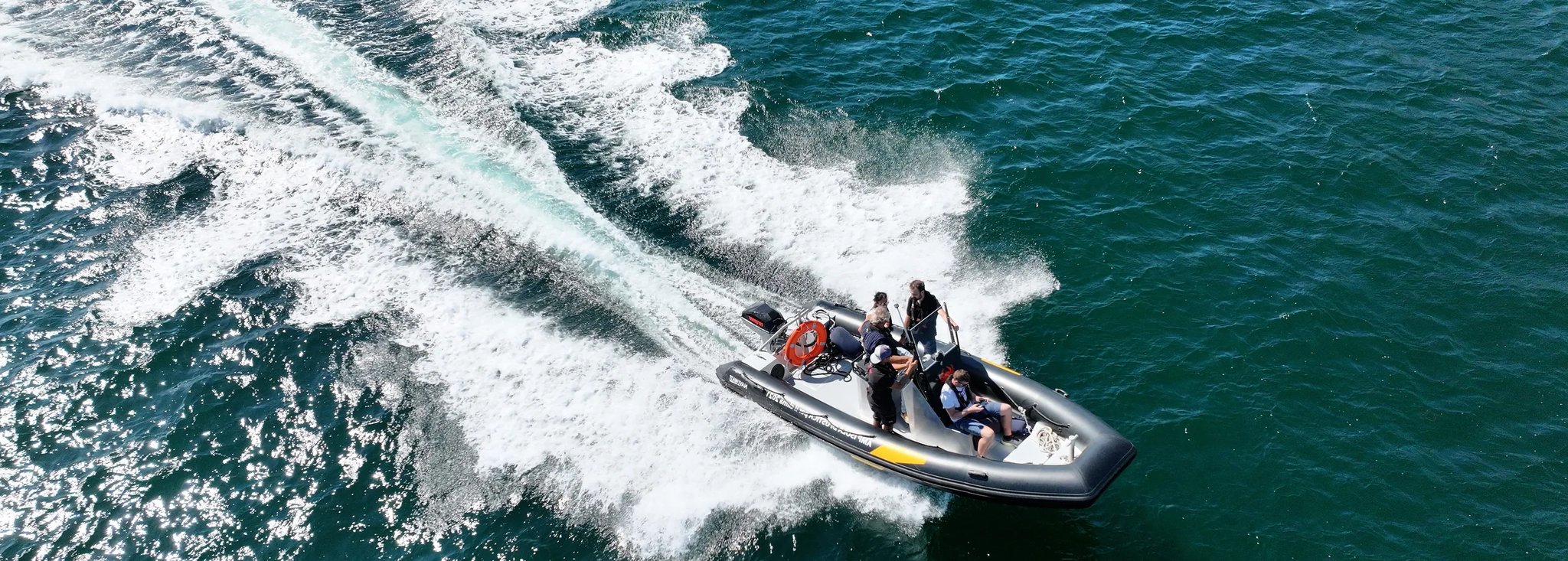 Navegación eléctrica en el mar: cómo una semirrígida francesa patrulla la reserva marina más antigua de Italia