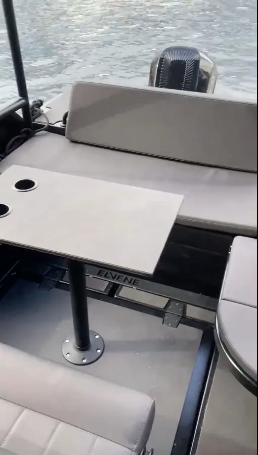 Un bote con un asiento gris y una mesa.