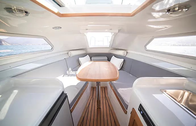Capriole 700 — interior 1