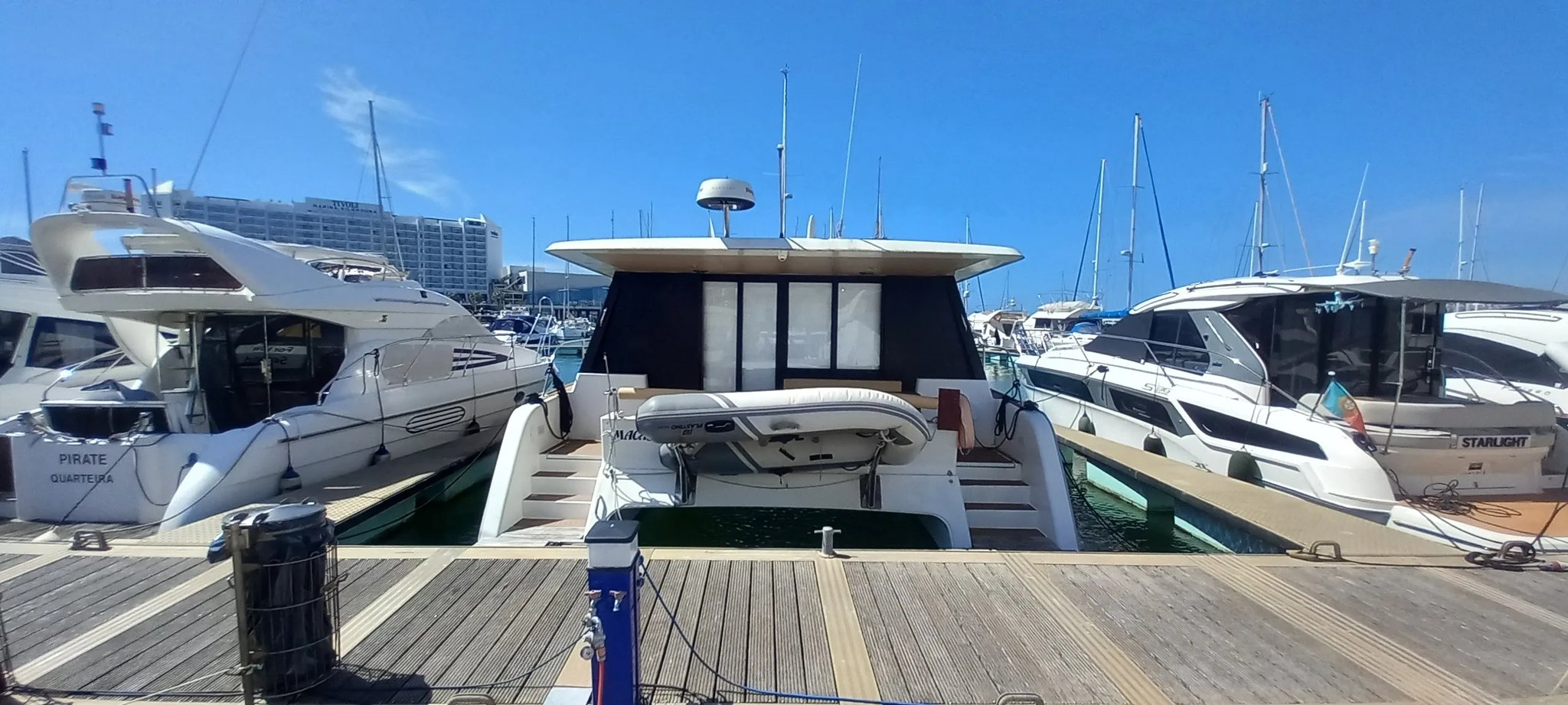 Un barco blanco con una parte superior negra y una parte inferior blanca.