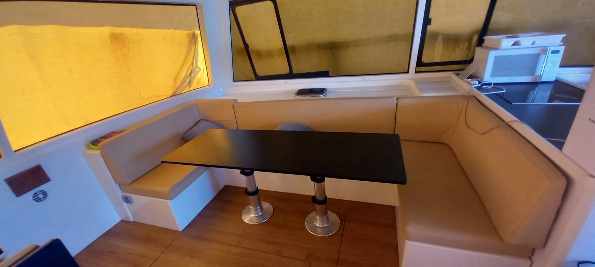 Un barco blanco y negro con una mesa en el medio.