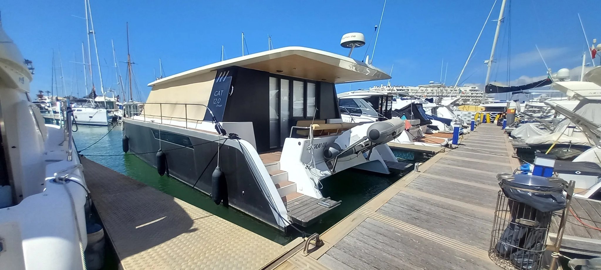 Un barco blanco y negro con la palabra CAT en el lado.