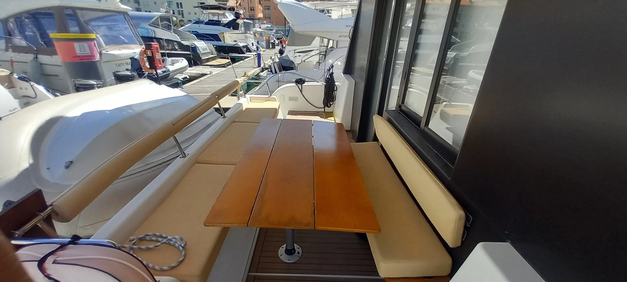 Un bote blanco con una mesa de madera encima.