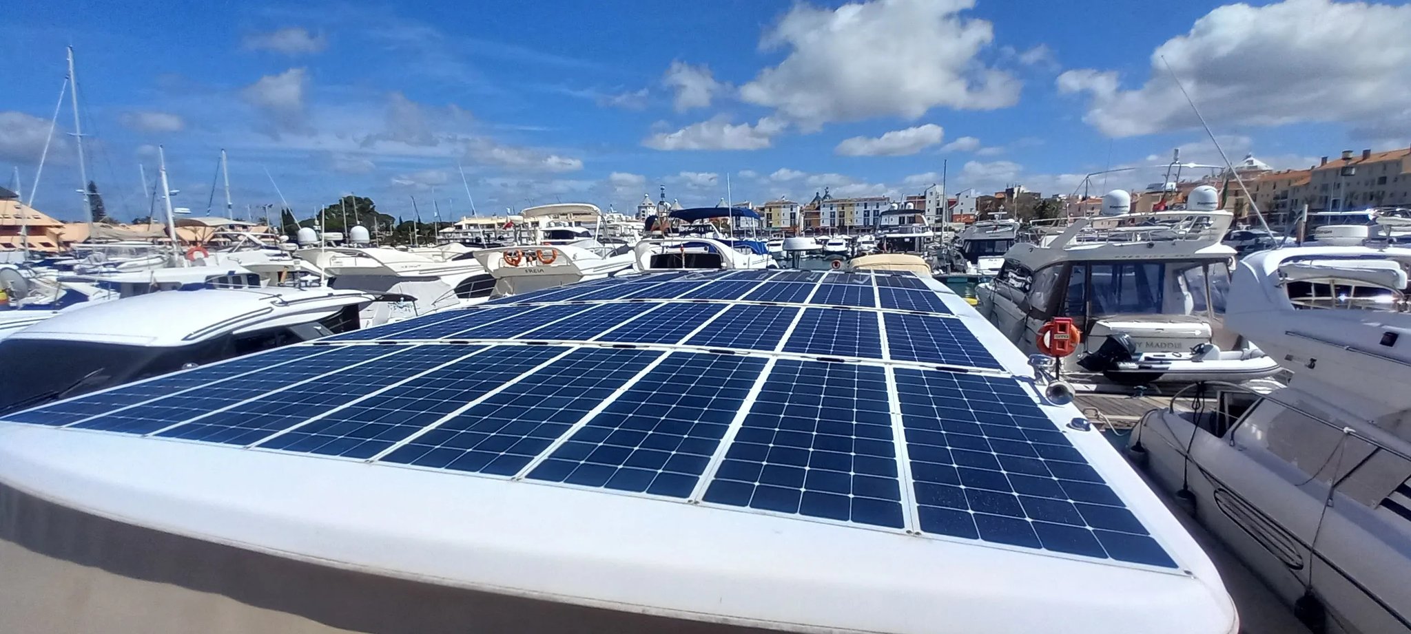 Un bote blanco con un panel solar en la parte superior.