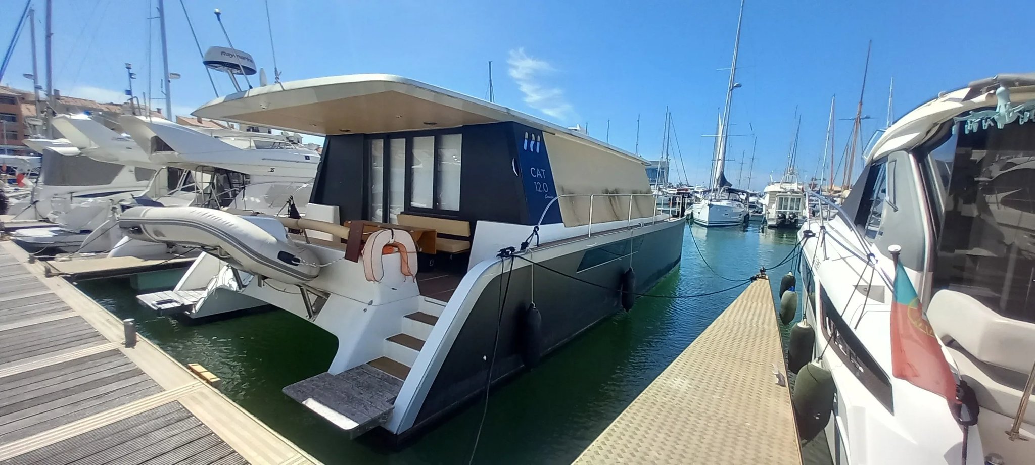 Un barco blanco y negro con un logotipo de gato en el lado.