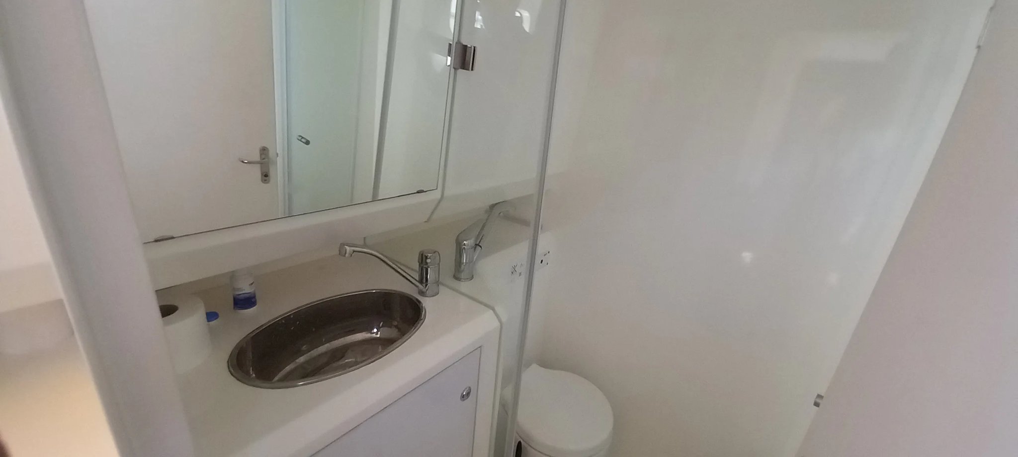 Un fregadero blanco en un baño.