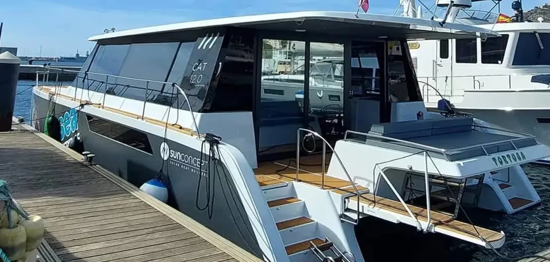 CAT 12.0 Lounge — exterior 4