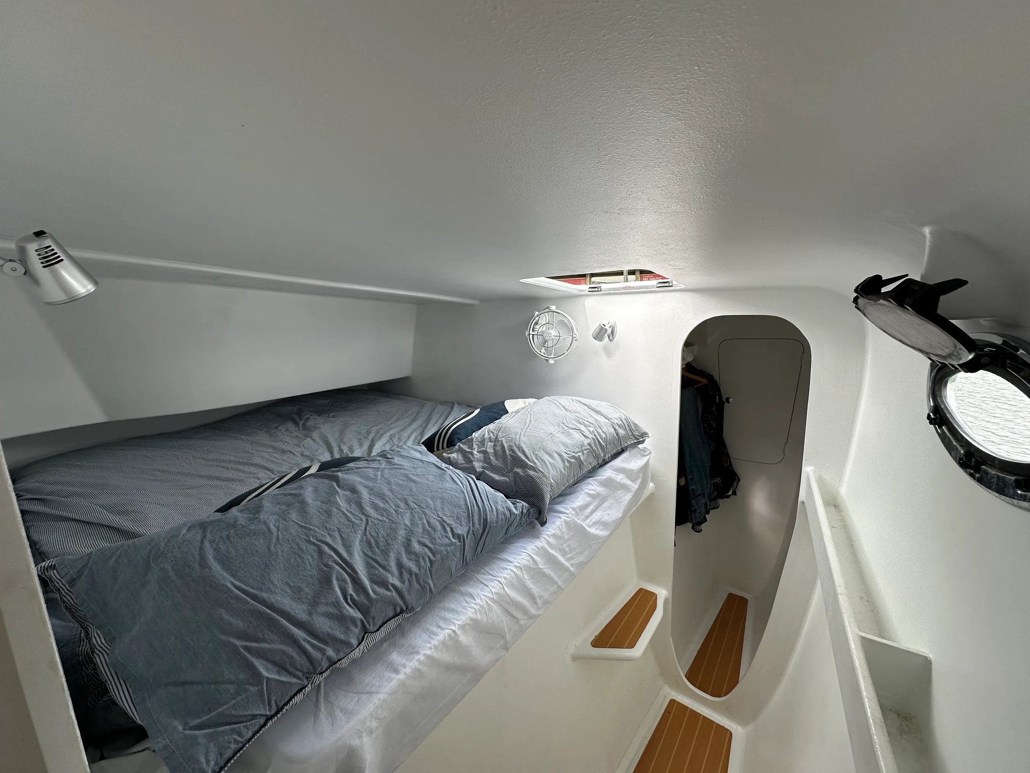 Cabin aboard the Earthling E40 with a double berth, skylight and storing space