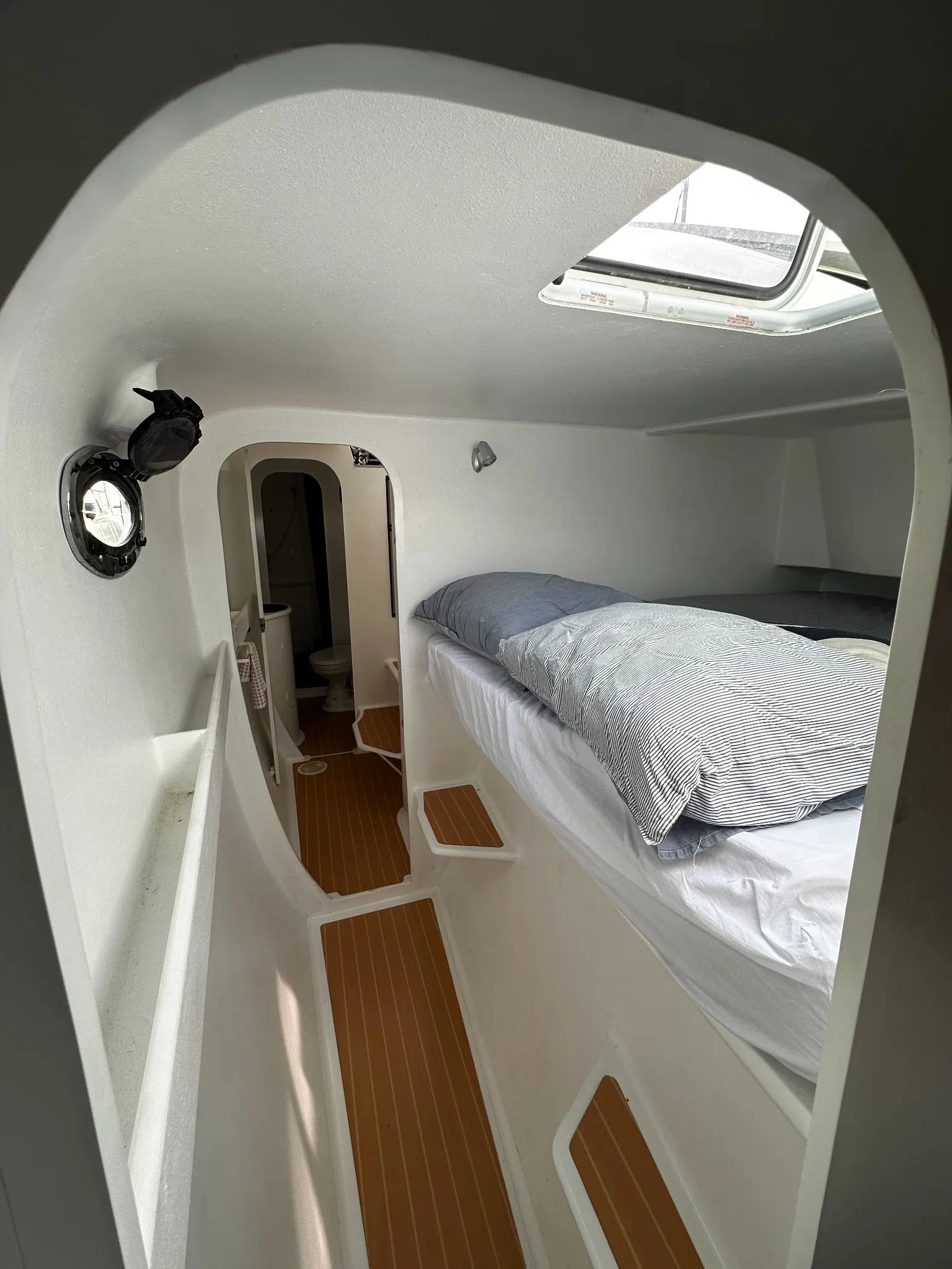 Cabin aboard the Earthling E40 with a double berth, skylight and access to the bathroom.