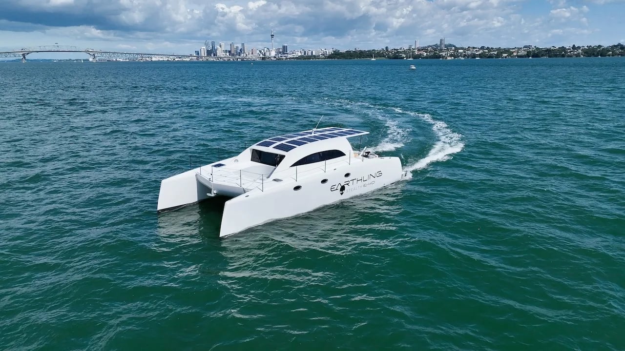 E-40 Power Catamaran — exterior 4
