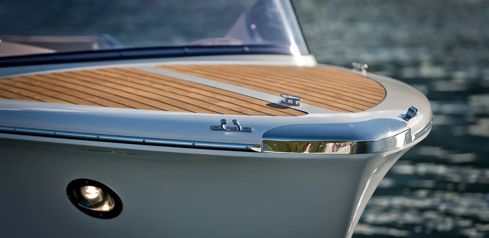 Eclipse 580 — exterior 2