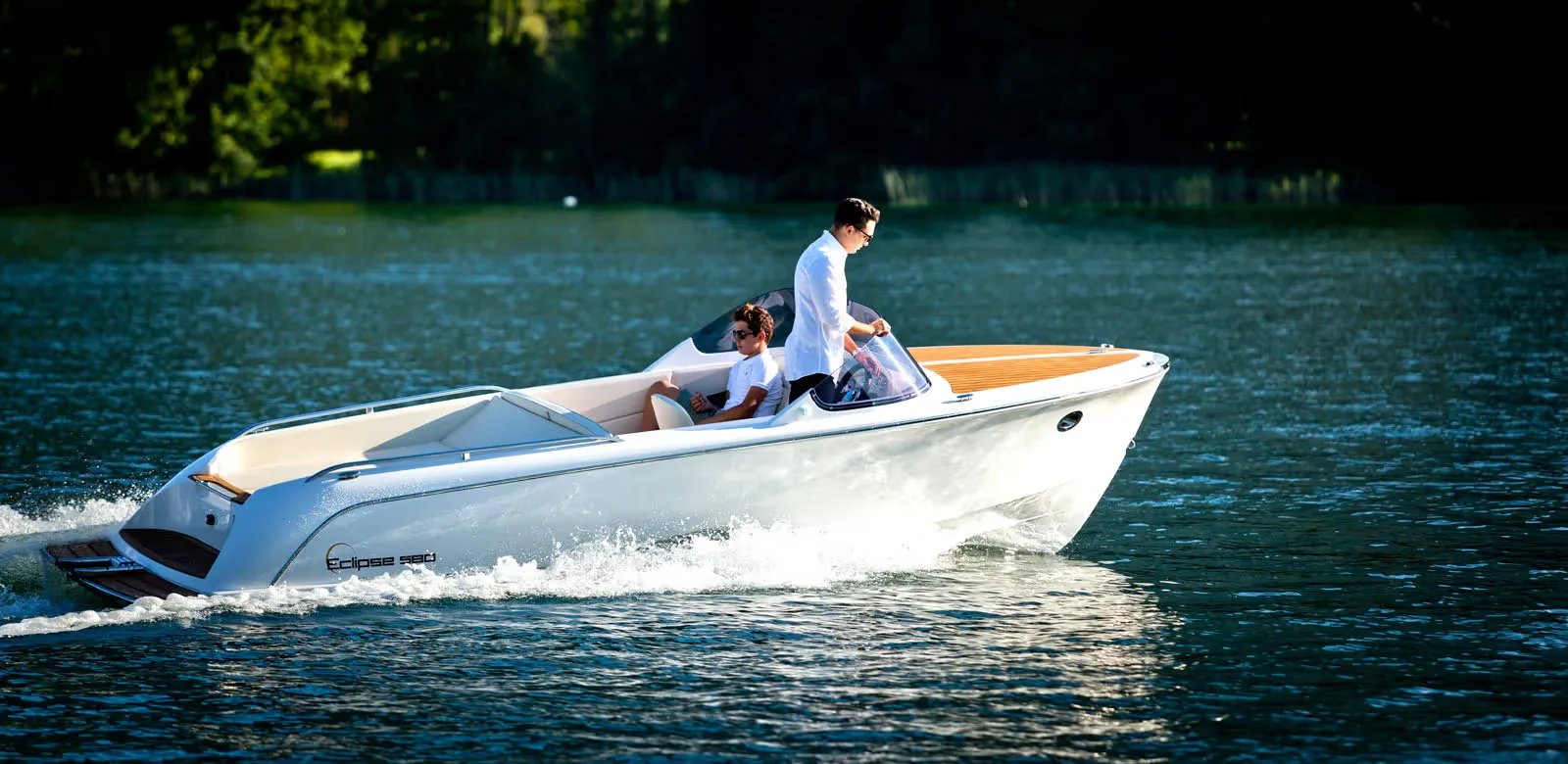 Eclipse 580 — exterior 5