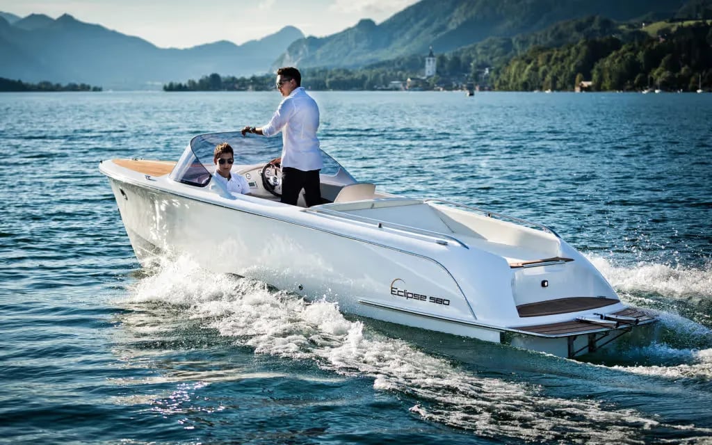 Eclipse 580 — exterior 1
