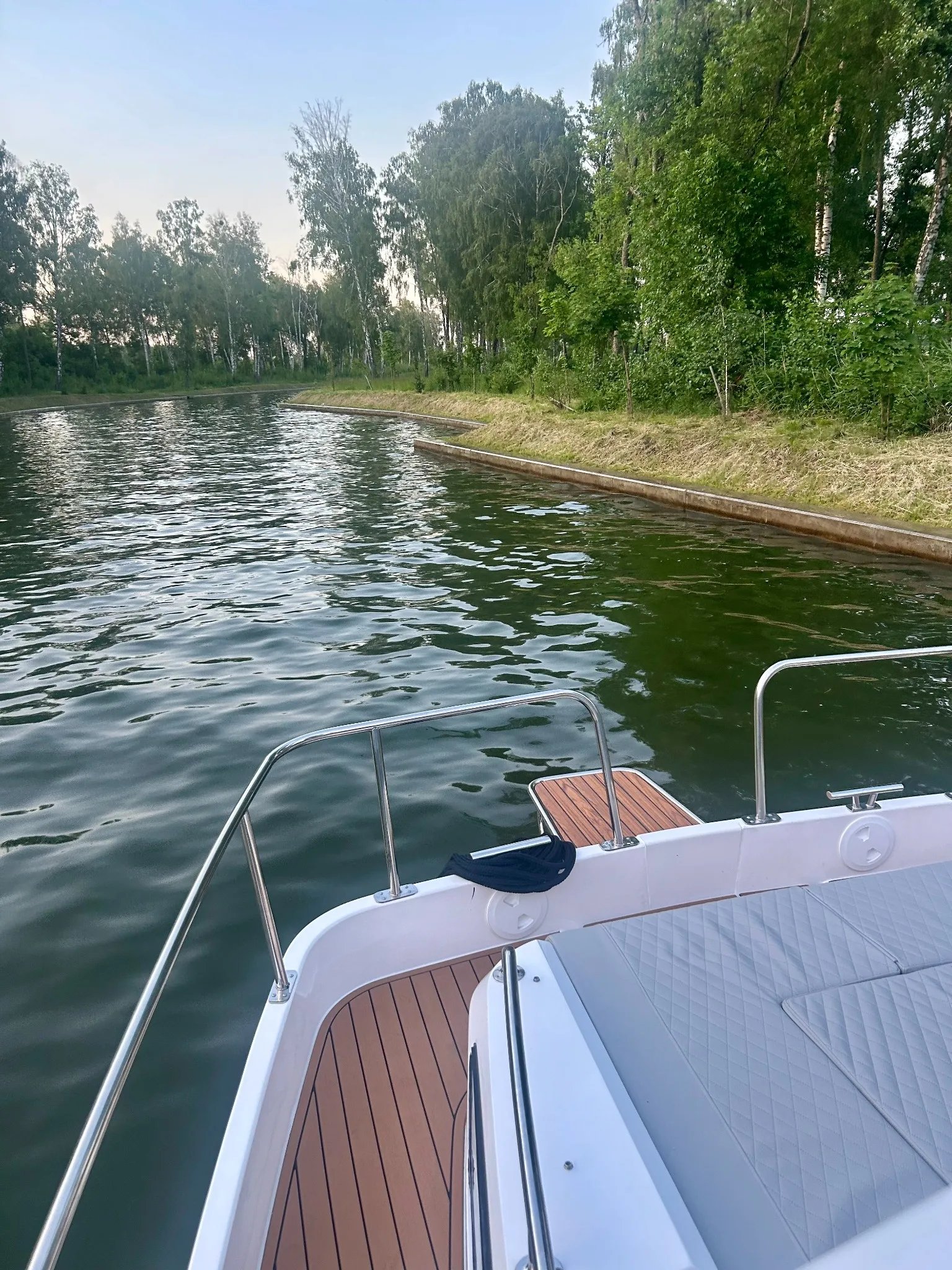 Bow seating and relaxation area aboard the Lamdo eLY30+ while cruising on inland waters.