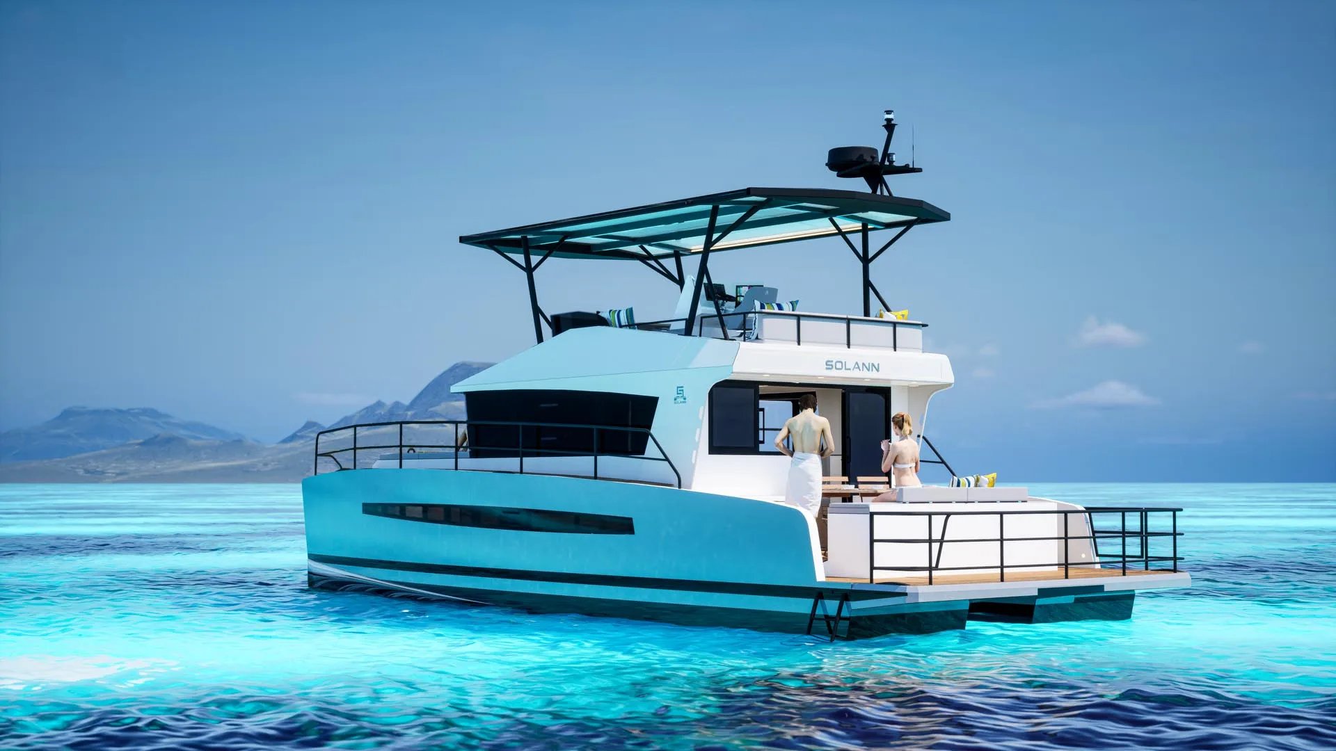 Un barco catamarán azul y blanco con parte superior negra, sentado en el agua.