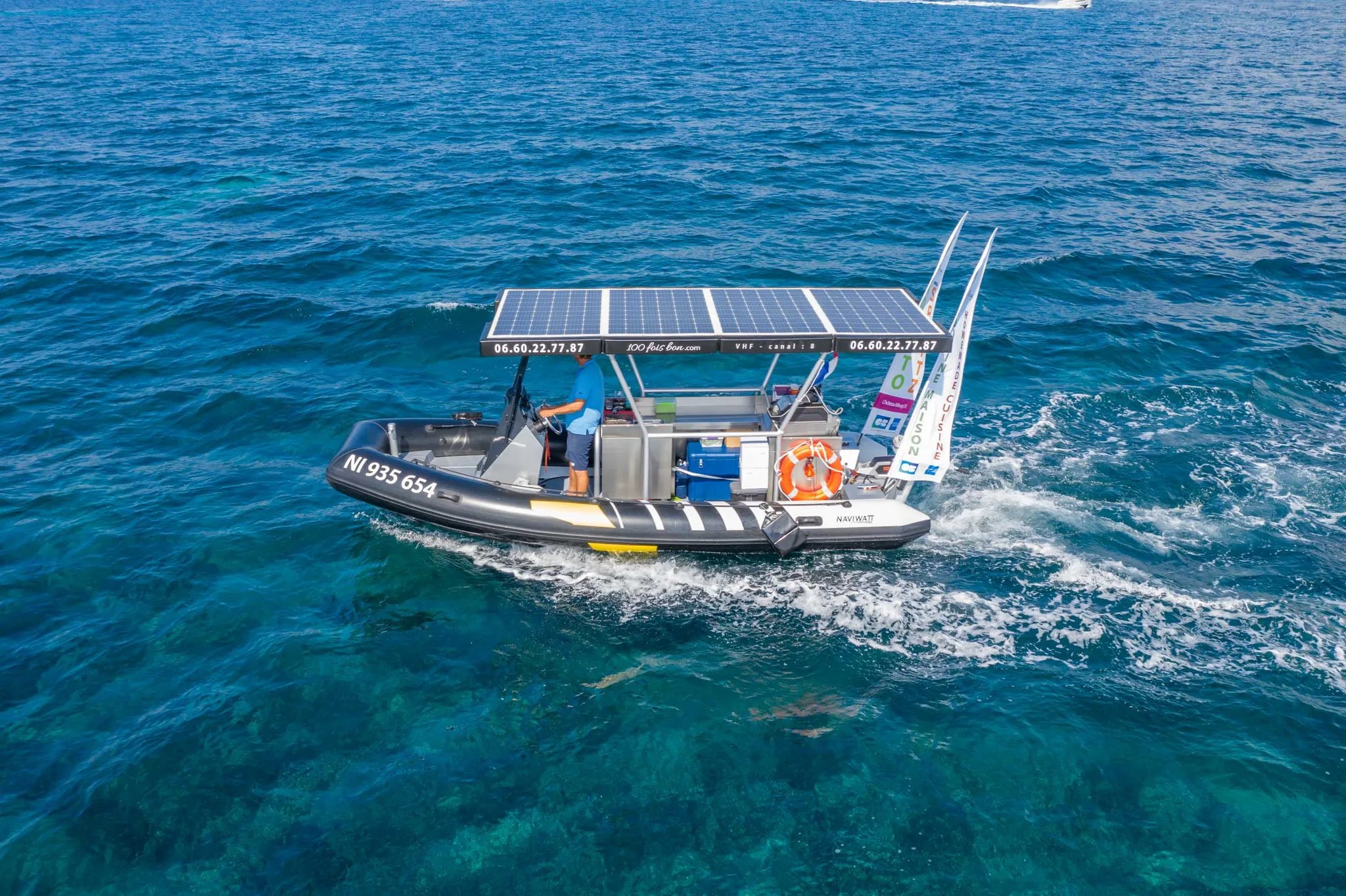Un barco eléctrico ZenPro 580 con un panel solar en la parte superior.