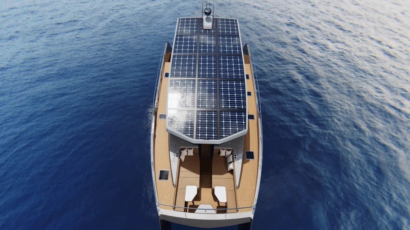 Un bote blanco con un panel solar en la parte superior.