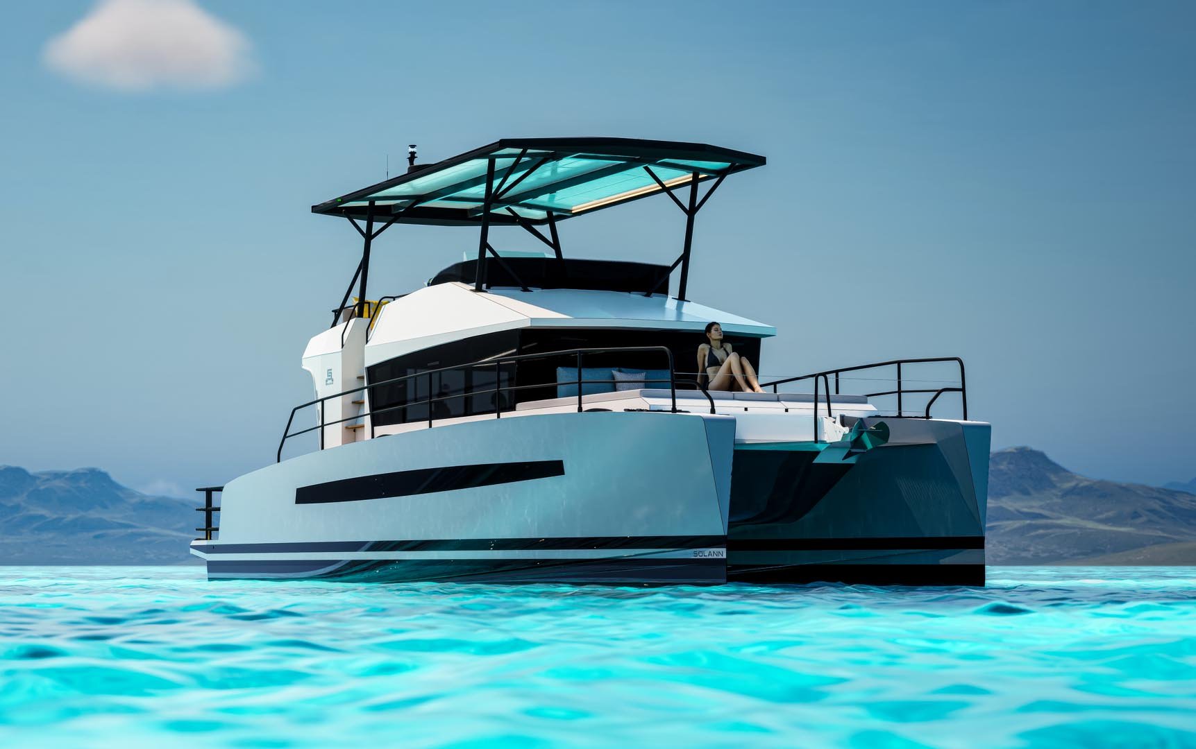 Un barco catamarán blanco y negro con parte superior negra, sentado en el agua.