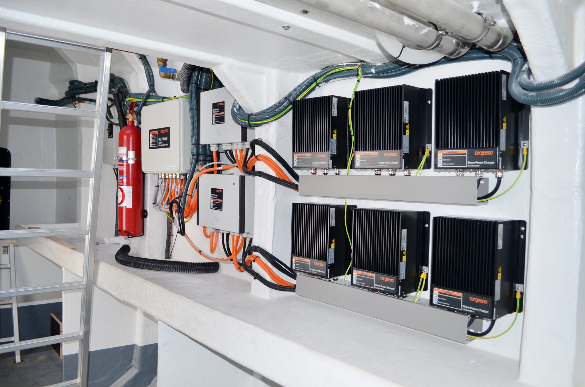 Experiencia en catamarán híbrido: el futuro de la navegación en Málaga, image 1